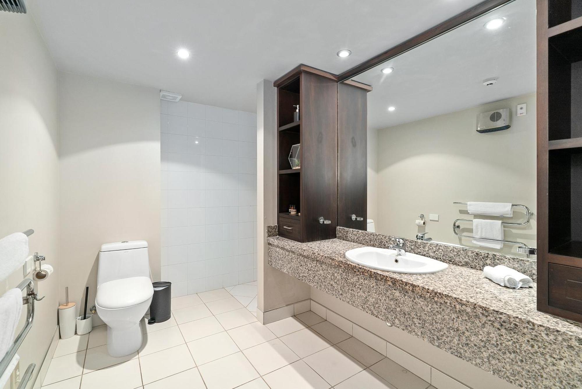 Lakeside Living - Modern 2-Bedroom Apartment Квинстаун Экстерьер фото